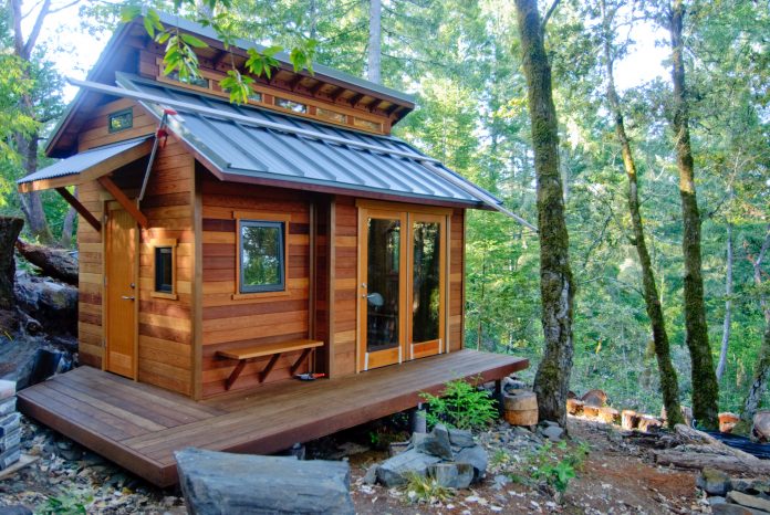 Une Tiny House dans les bois