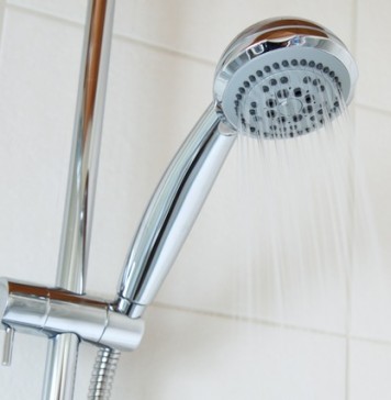 economies eau pipi sous la douche