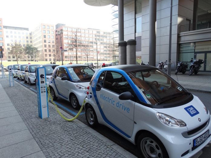 voitures électriques alignées