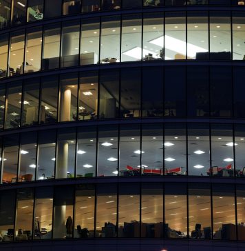 Immeuble avec des travailleurs de nuit