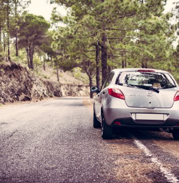 Voiture sur une route