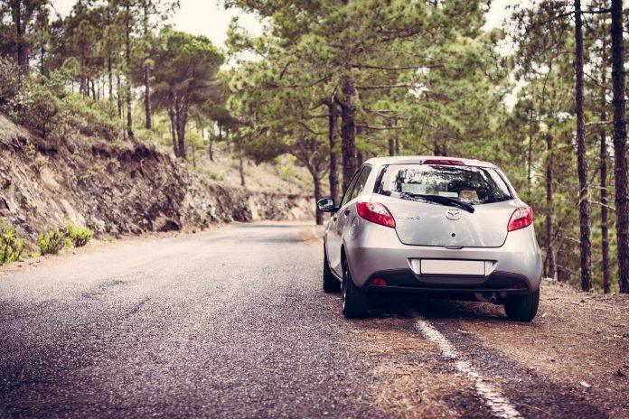 Voiture sur une route