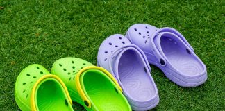 Deux paires de Crocs sur de l'herbe