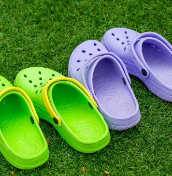 Deux paires de Crocs sur de l'herbe