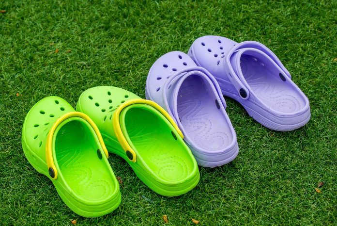 Deux paires de Crocs sur de l'herbe