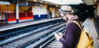 personne sur le quai d'un métro