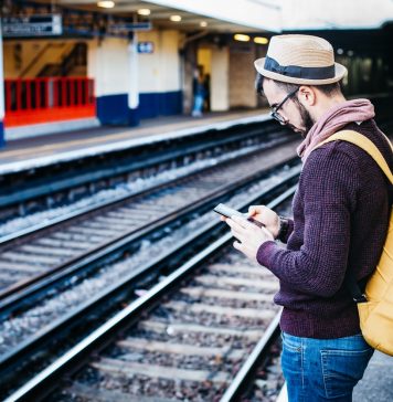 personne sur le quai d'un métro