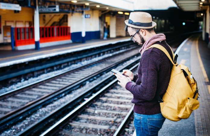 personne sur le quai d'un métro