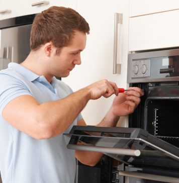 Un homme qui répare un four