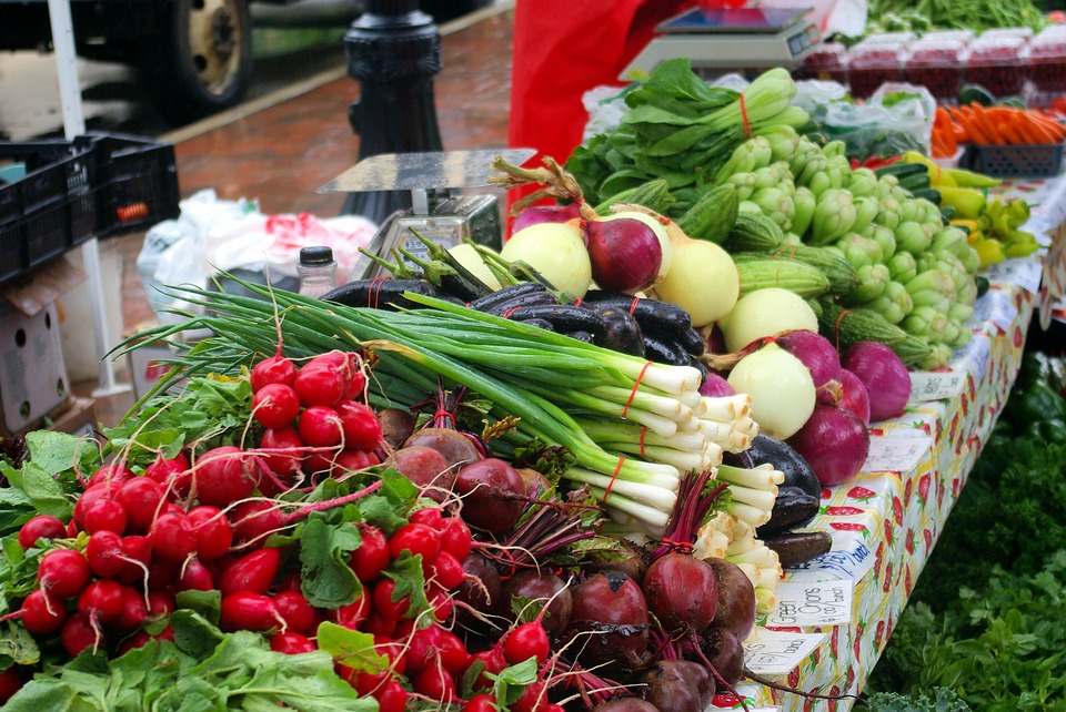 étals des marchés frutis et légumes de mars