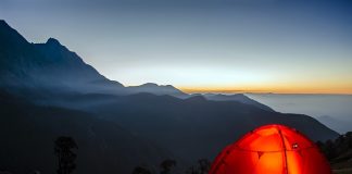 tente de camping sans PFC et lampe tempête solaire