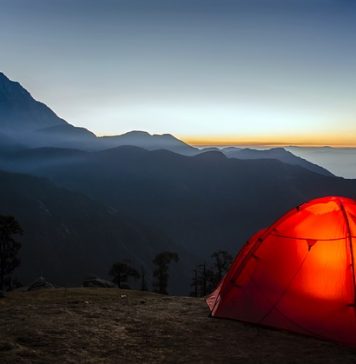 tente de camping sans PFC et lampe tempête solaire