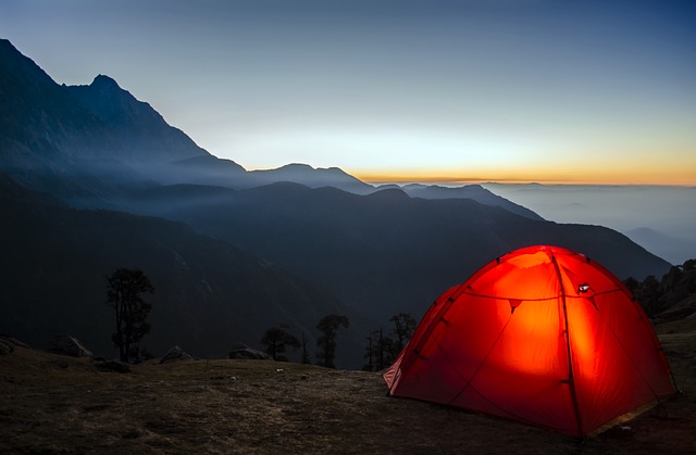 tente de camping sans PFC et lampe tempête solaire